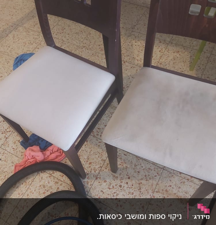 שני כיסאות עם מושבים לבנים, אחד נקי ואחד מלוכלך